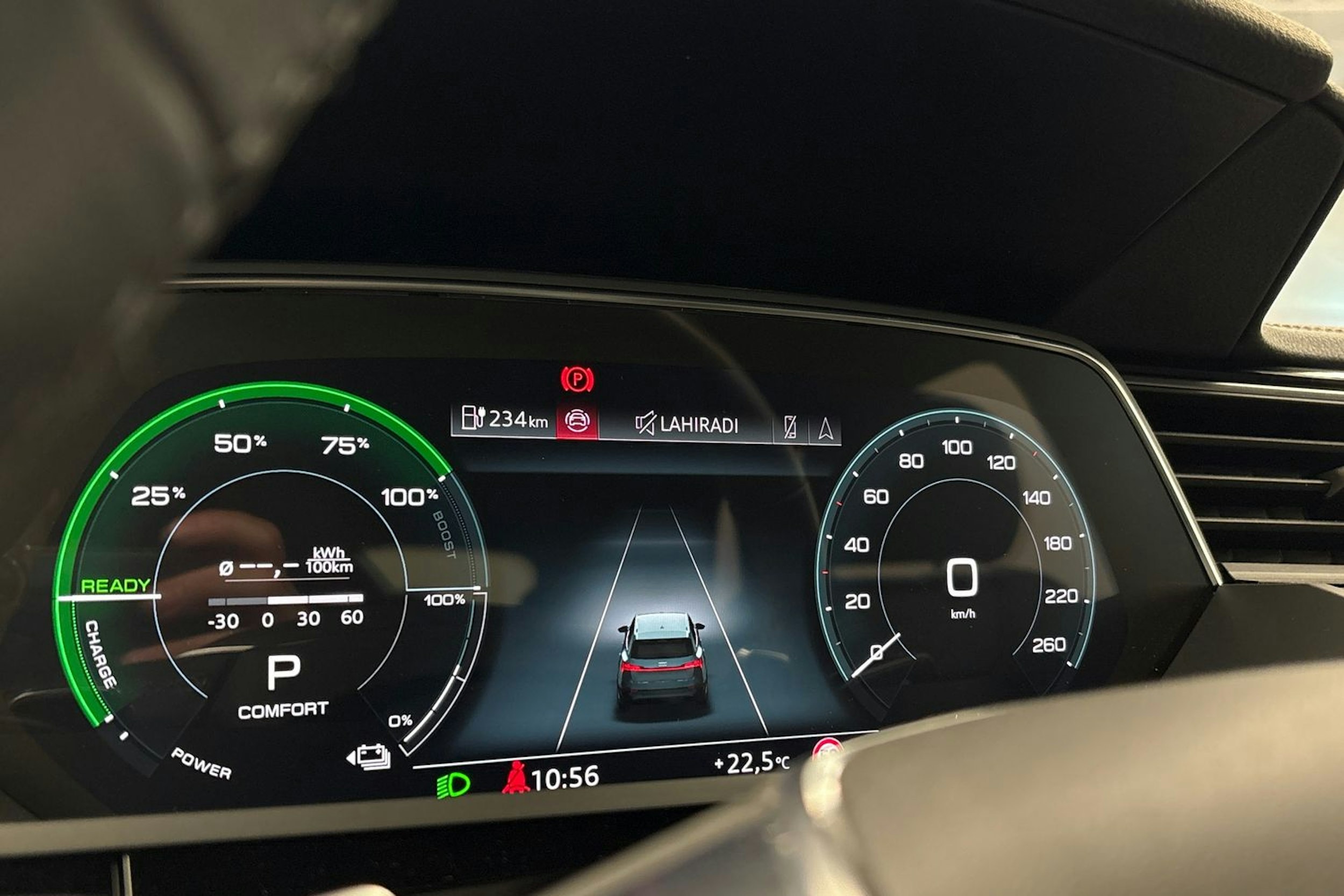 harmaa Audi Q8 e-tron 2024 kuva 21.