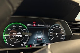 harmaa Audi Q8 e-tron 2024 kuva 21.