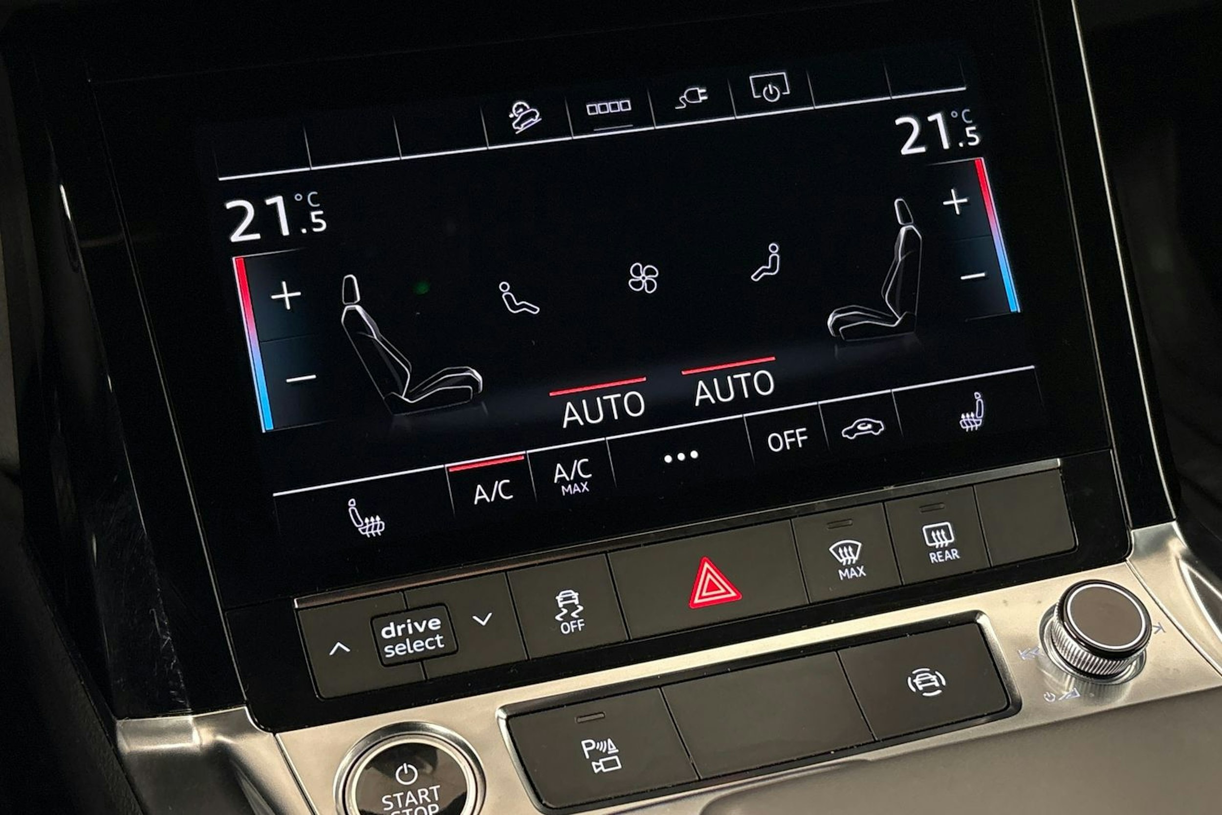 harmaa Audi Q8 e-tron 2024 kuva 26.