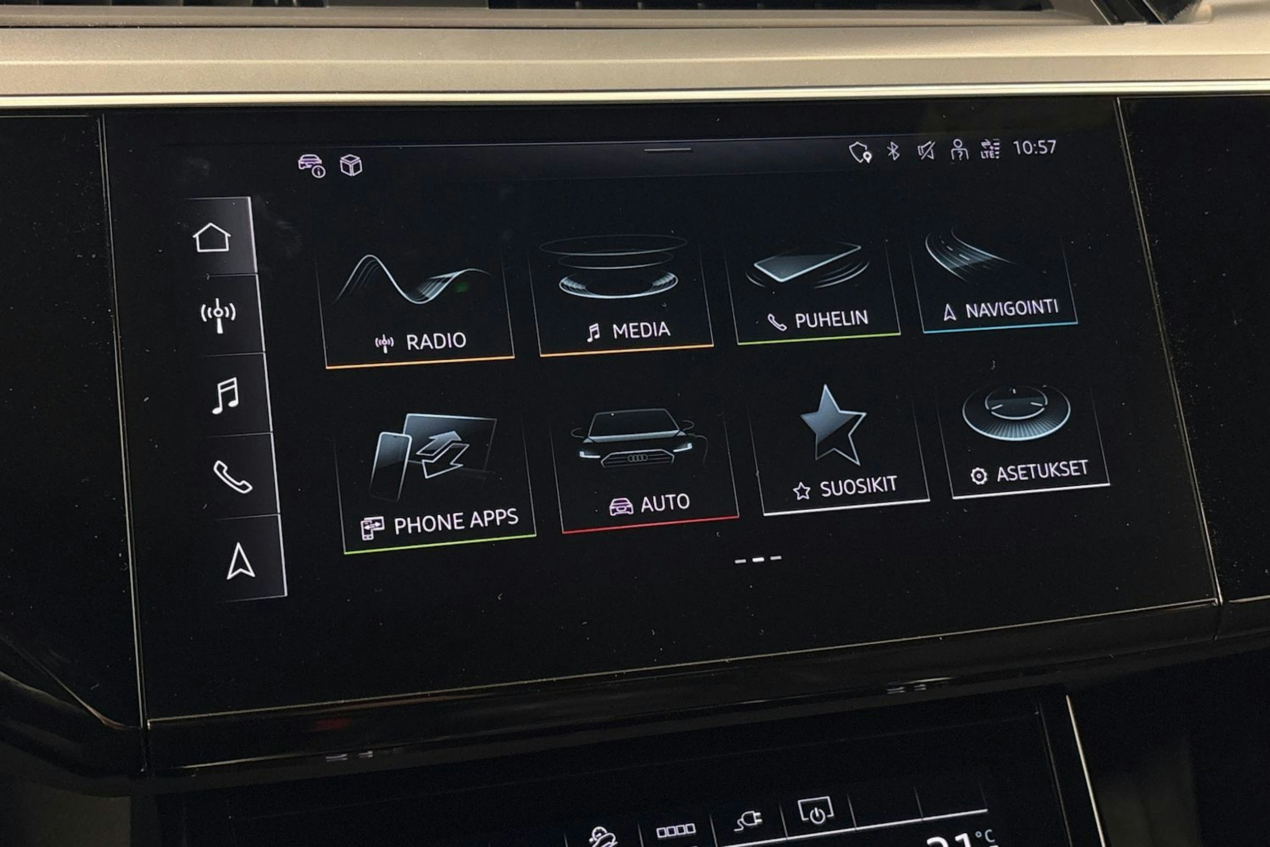 harmaa Audi Q8 e-tron 2024 kuva 27.
