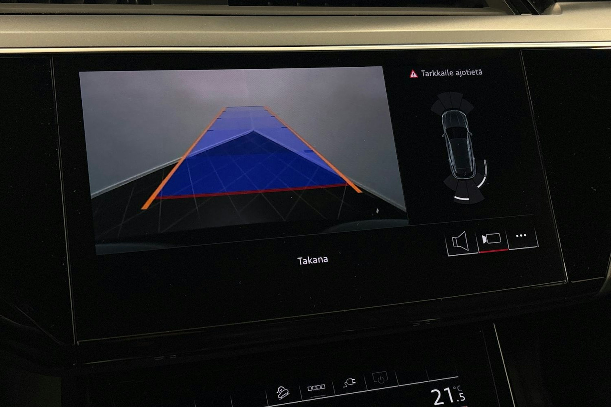 harmaa Audi Q8 e-tron 2024 kuva 30.