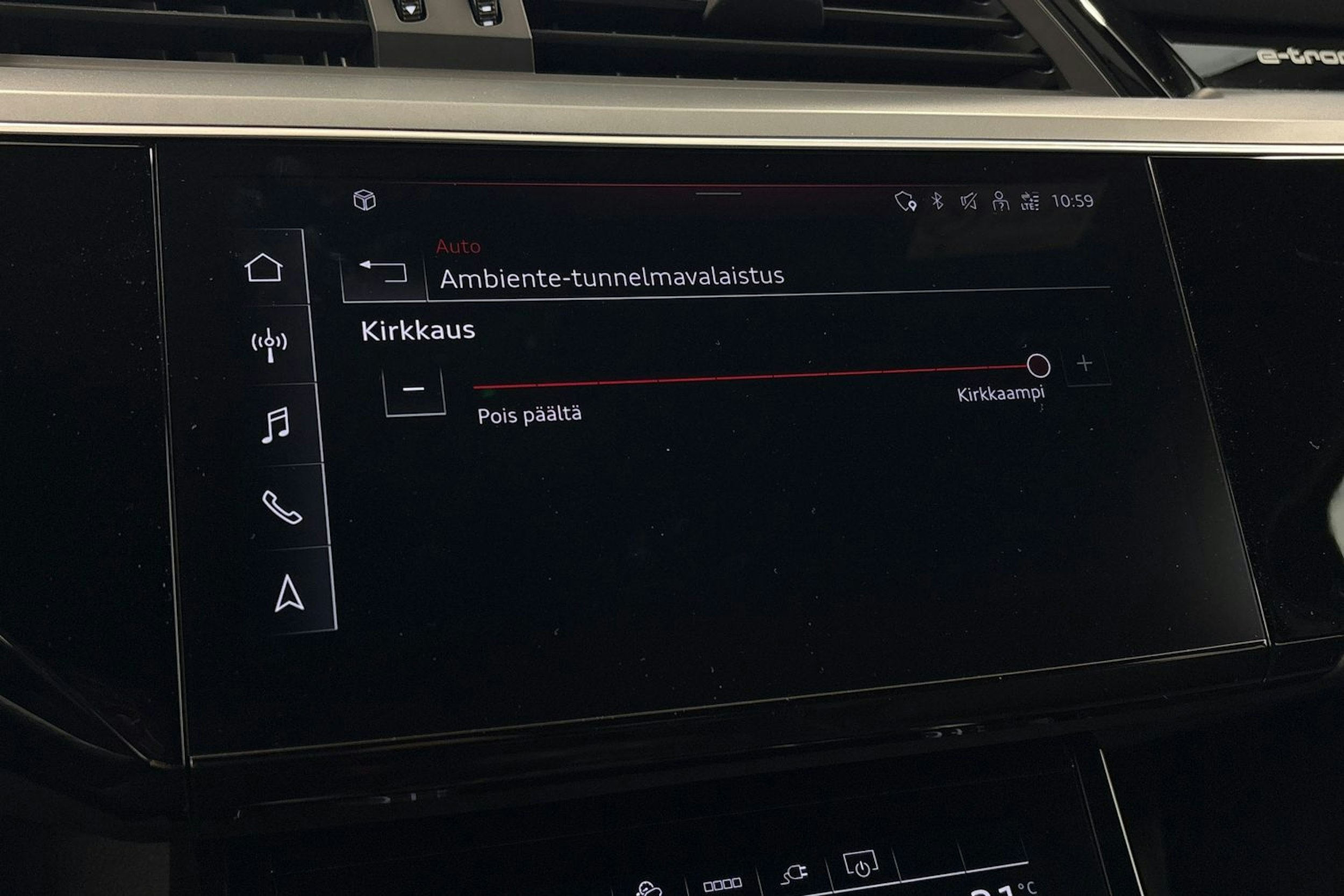 harmaa Audi Q8 e-tron 2024 kuva 34.