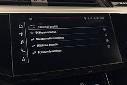 harmaa Audi Q8 e-tron 2024 kuva 35.
