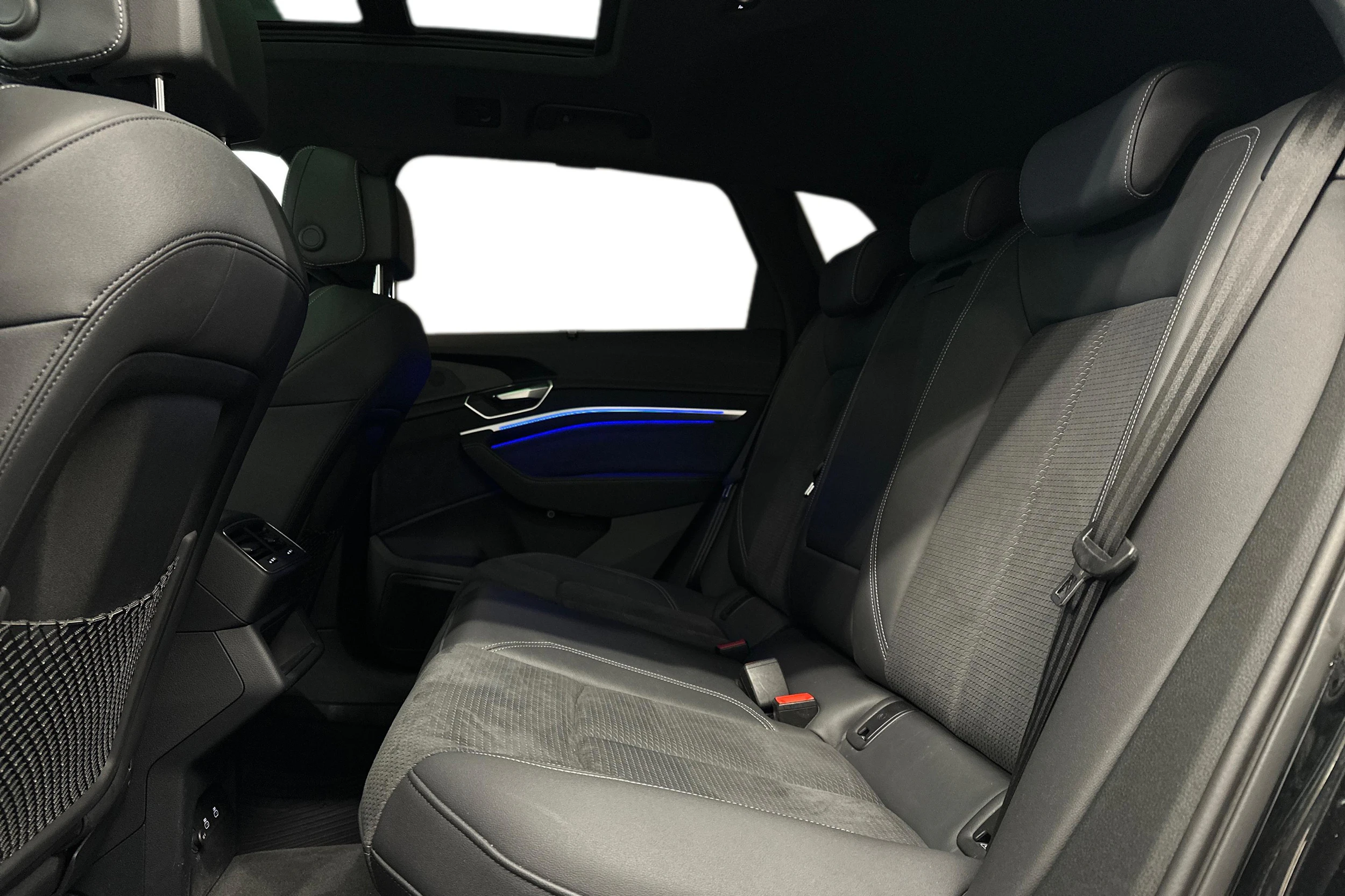 musta Audi Q8 e-tron 2024 kuva 10.