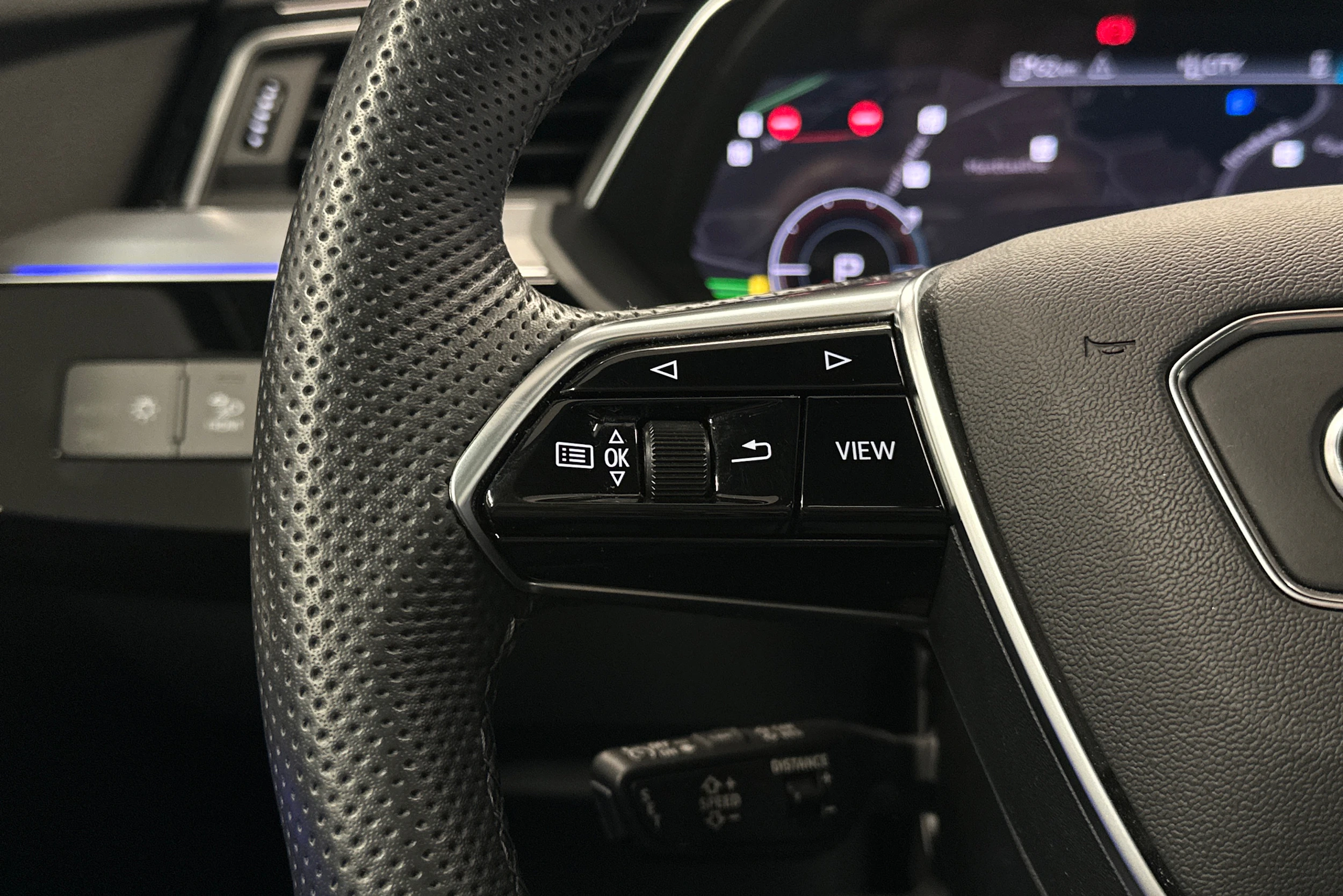 musta Audi Q8 e-tron 2024 kuva 14.