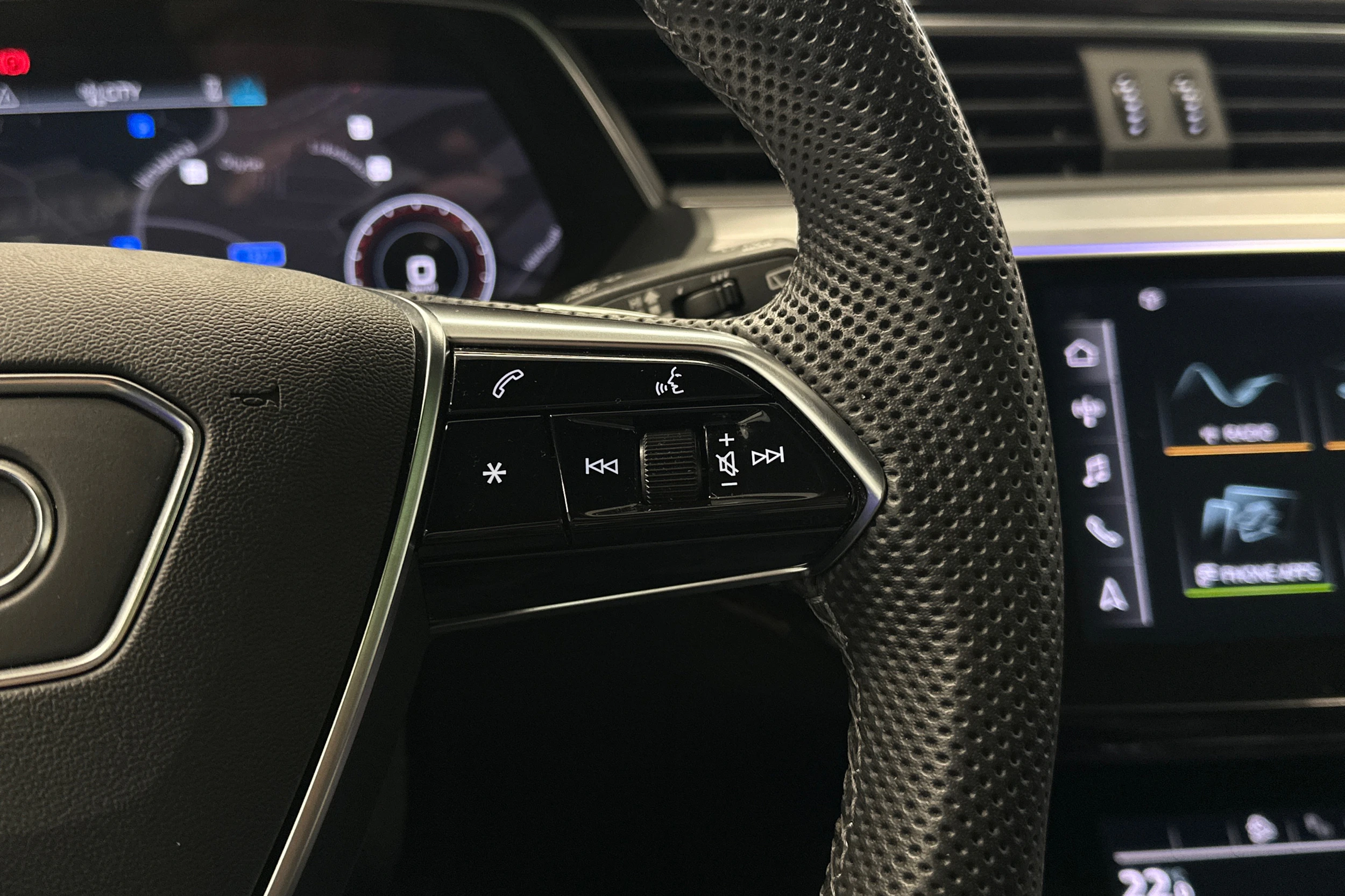 musta Audi Q8 e-tron 2024 kuva 15.