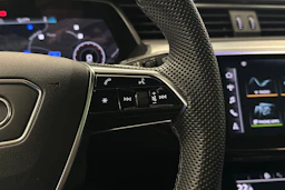 musta Audi Q8 e-tron 2024 kuva 15.