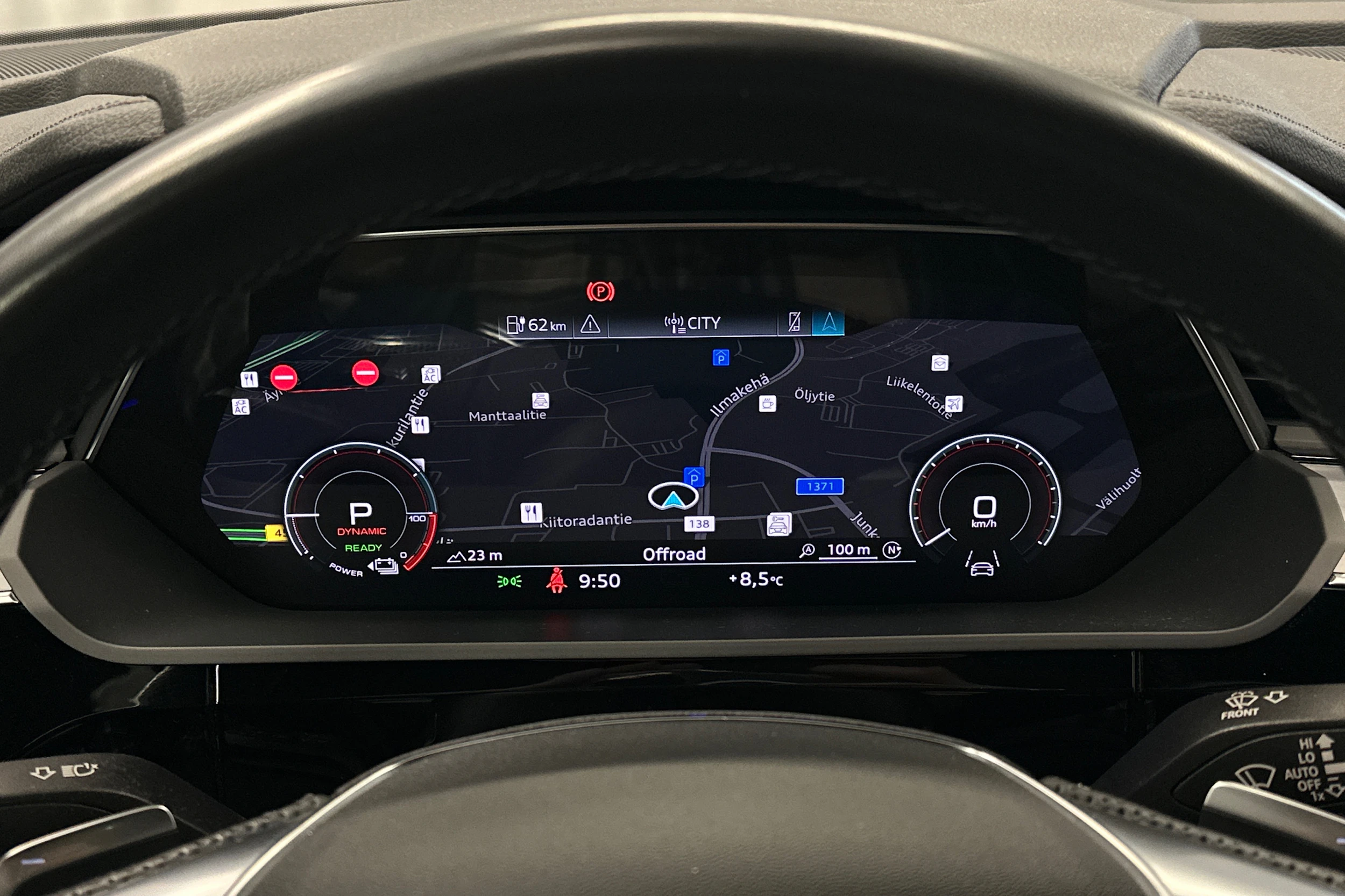 musta Audi Q8 e-tron 2024 kuva 16.