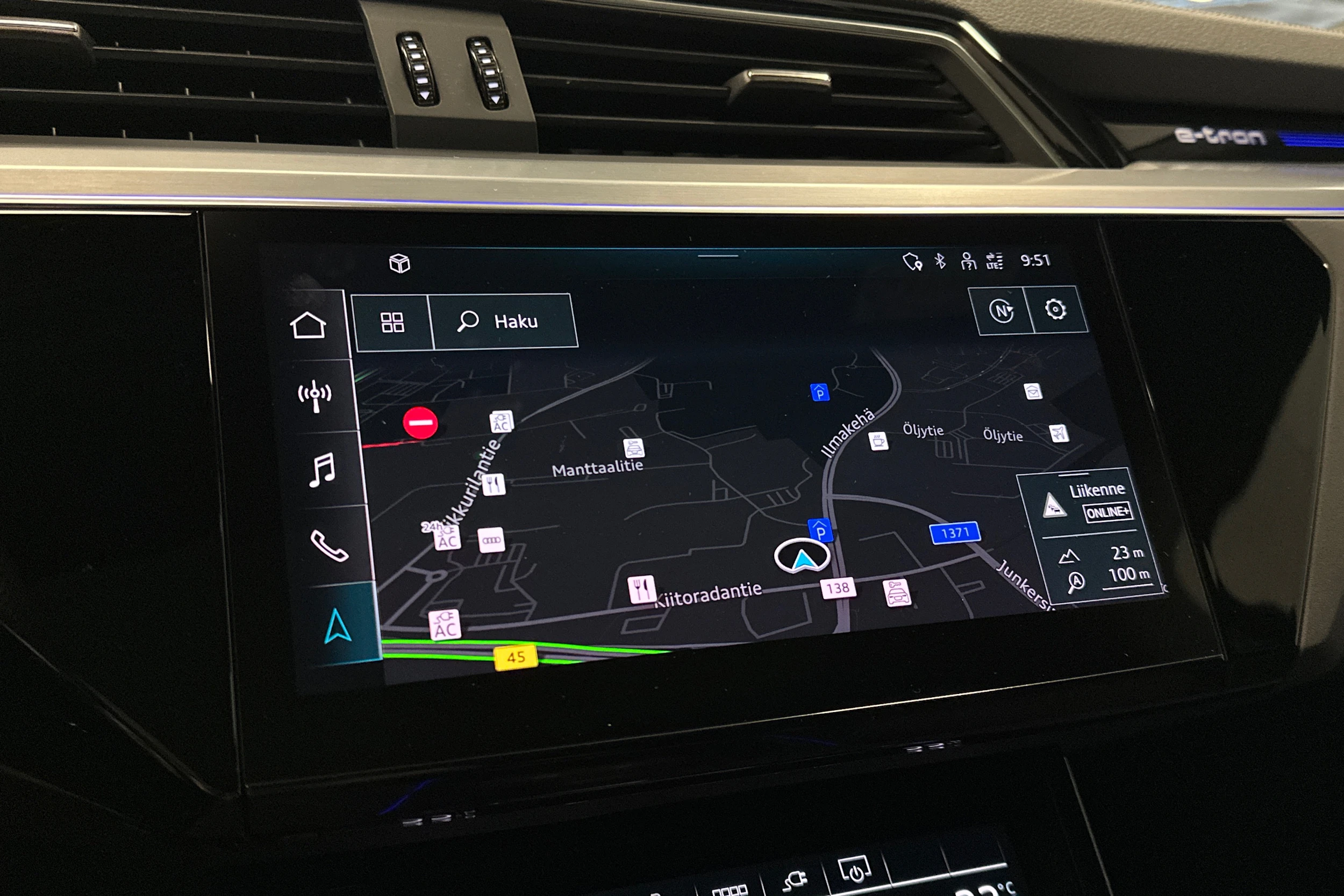 musta Audi Q8 e-tron 2024 kuva 17.