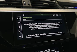 musta Audi Q8 e-tron 2024 kuva 19.