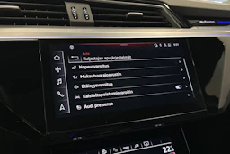 musta Audi Q8 e-tron 2024 kuva 20.