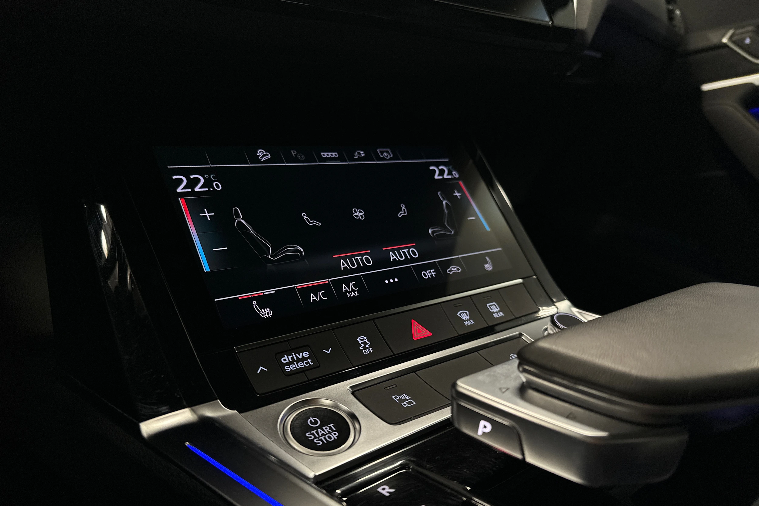 musta Audi Q8 e-tron 2024 kuva 24.