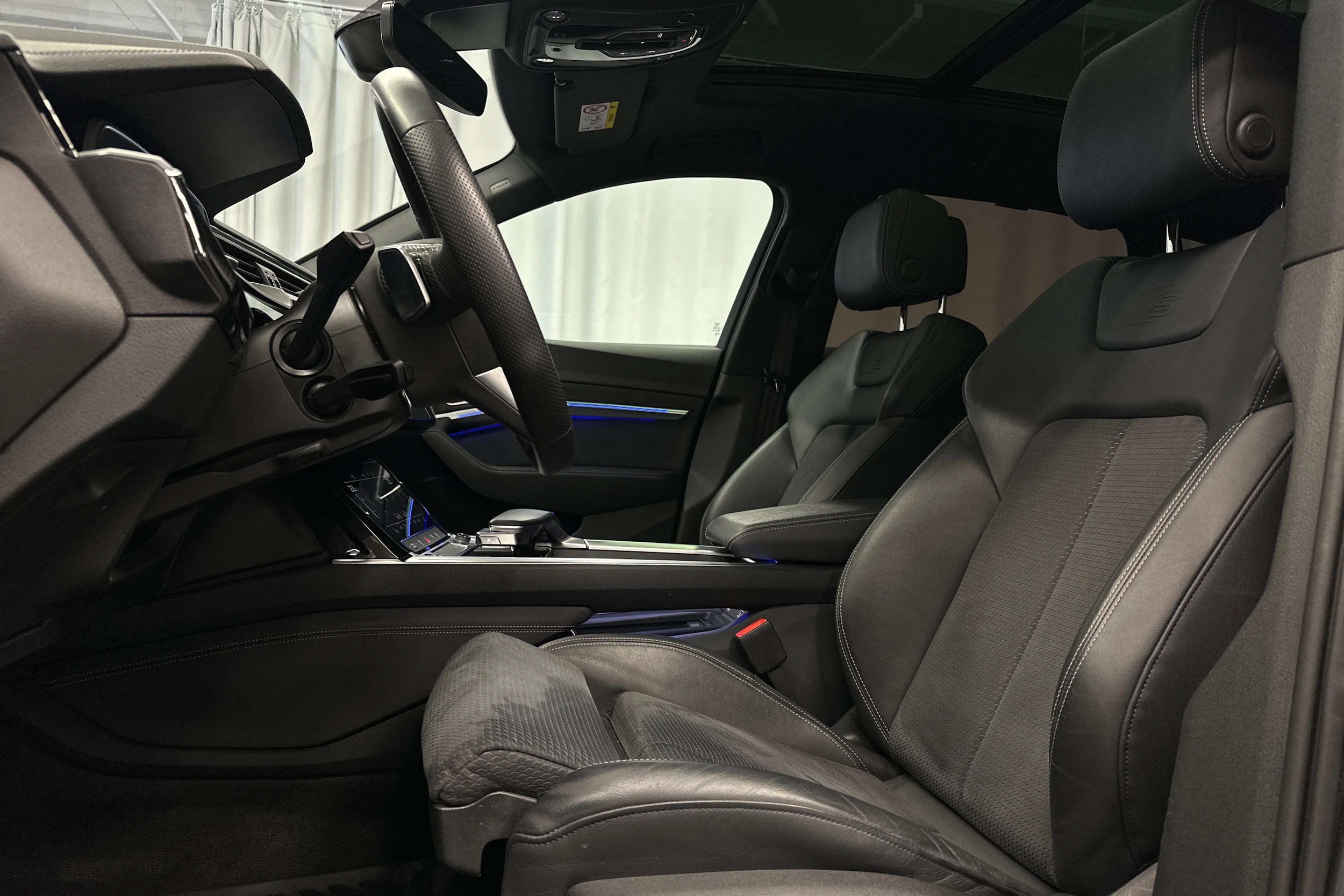 musta Audi Q8 e-tron 2024 kuva 25.