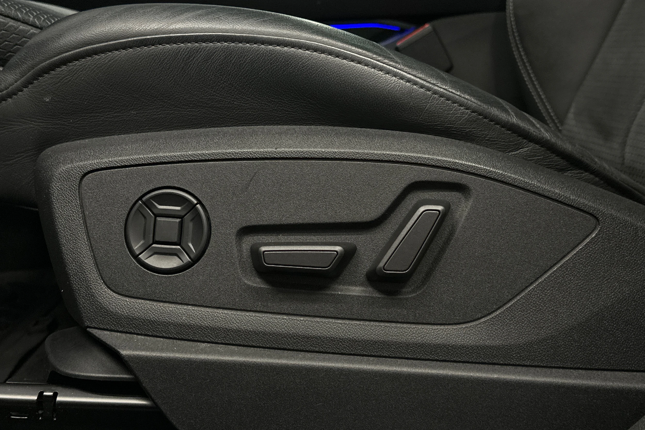 musta Audi Q8 e-tron 2024 kuva 26.