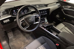 punainen Audi Q8 e-tron 2024 kuva 6.