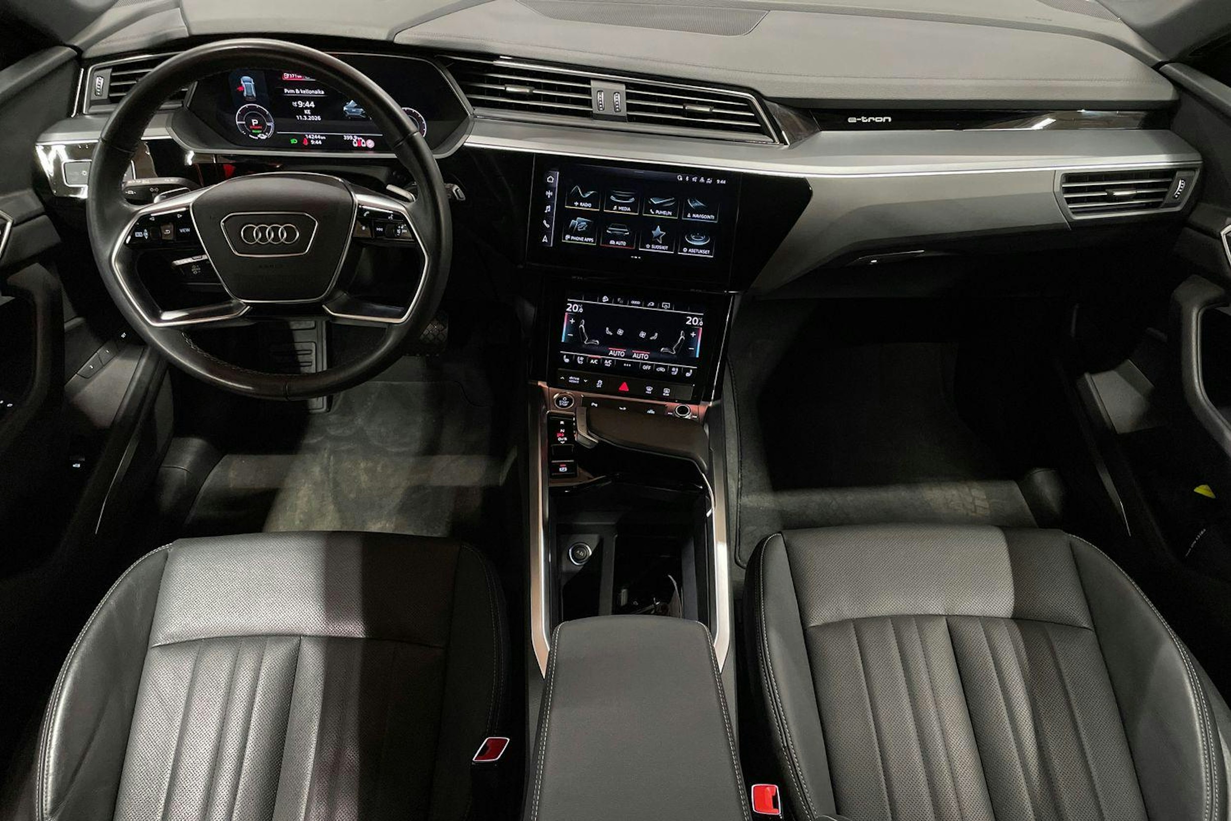 punainen Audi Q8 e-tron 2024 kuva 7.