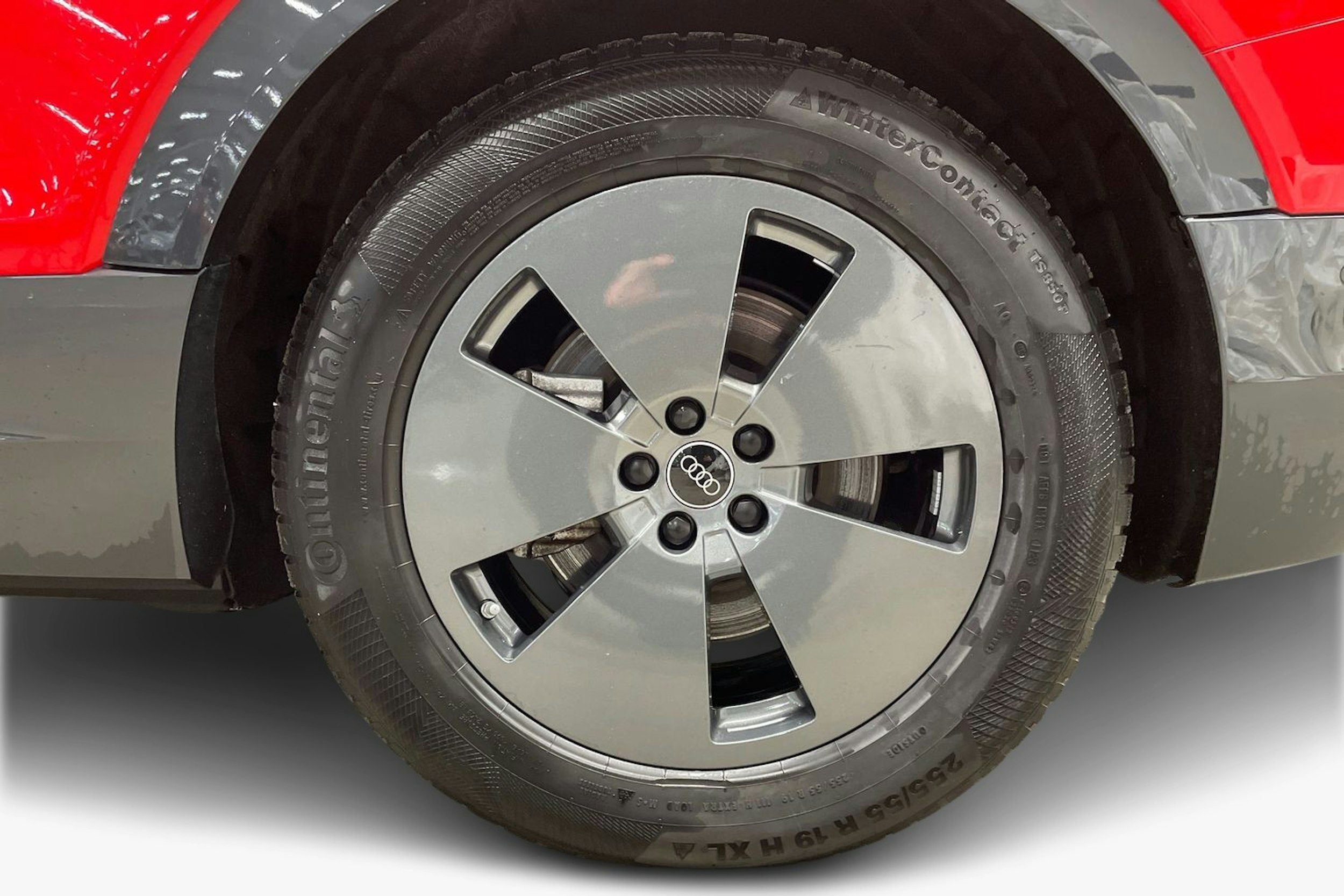 punainen Audi Q8 e-tron 2024 kuva 9.