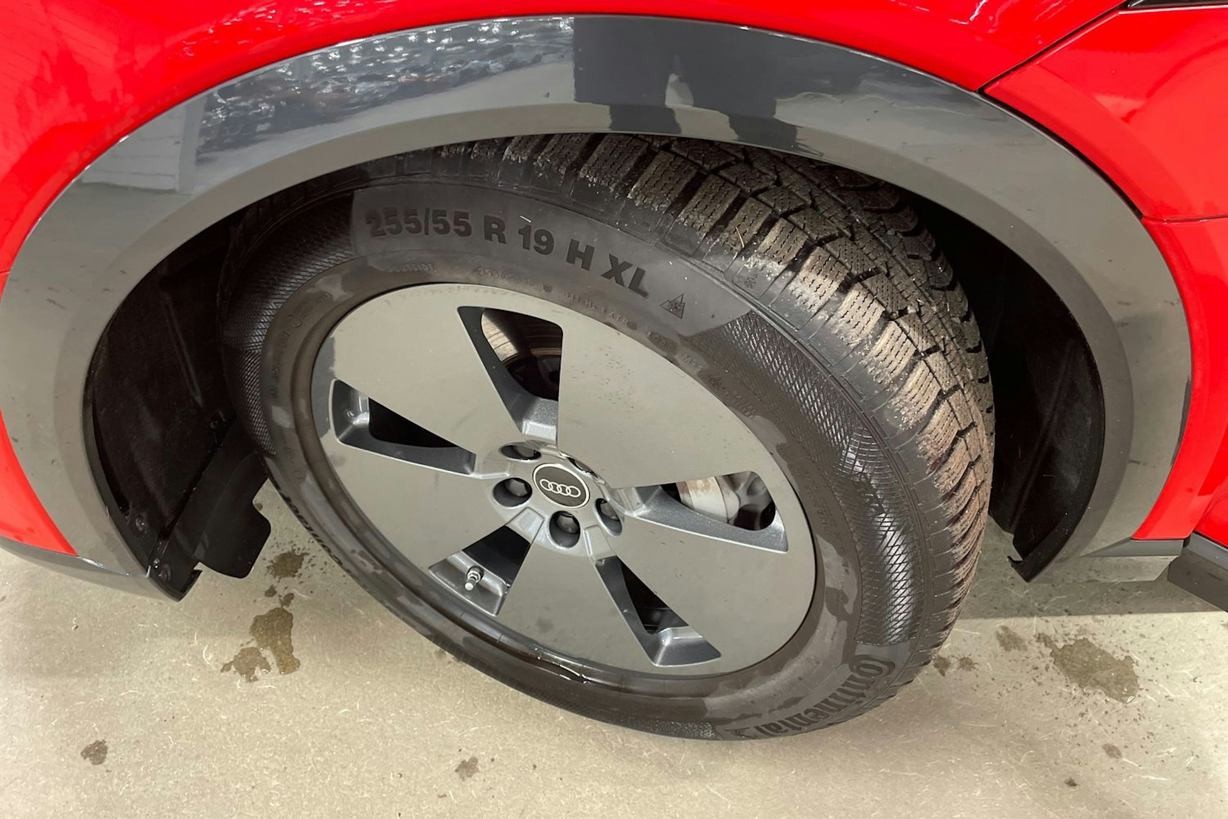 punainen Audi Q8 e-tron 2024 kuva 10.