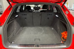 punainen Audi Q8 e-tron 2024 kuva 11.