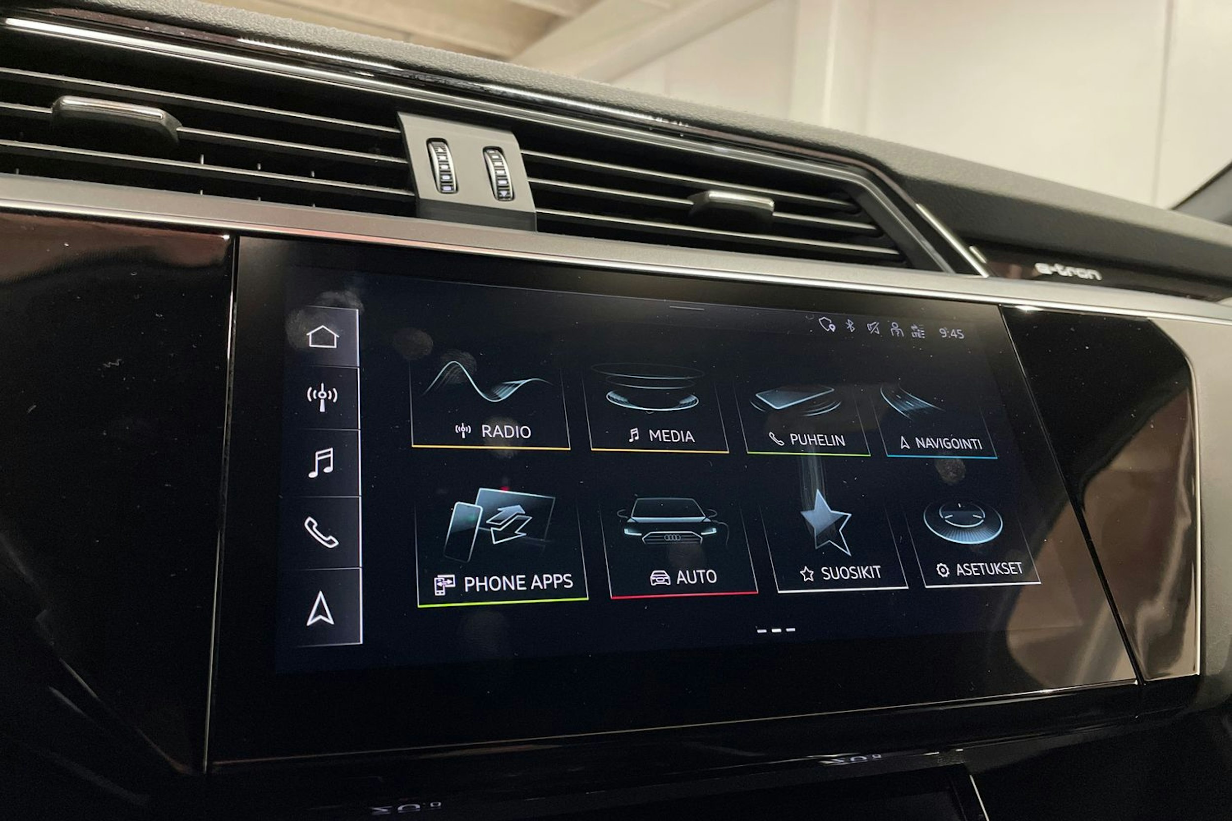 punainen Audi Q8 e-tron 2024 kuva 13.