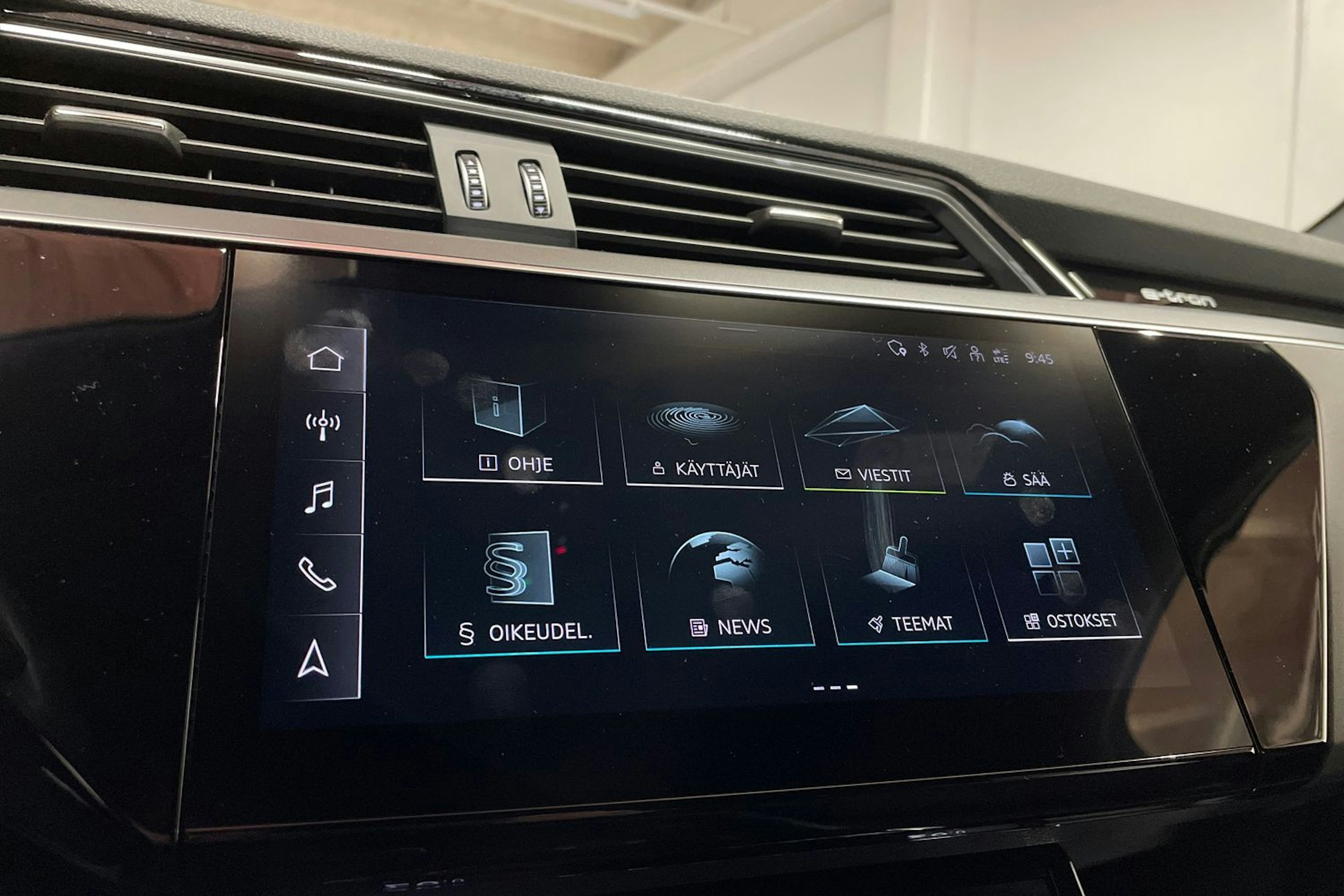 punainen Audi Q8 e-tron 2024 kuva 14.