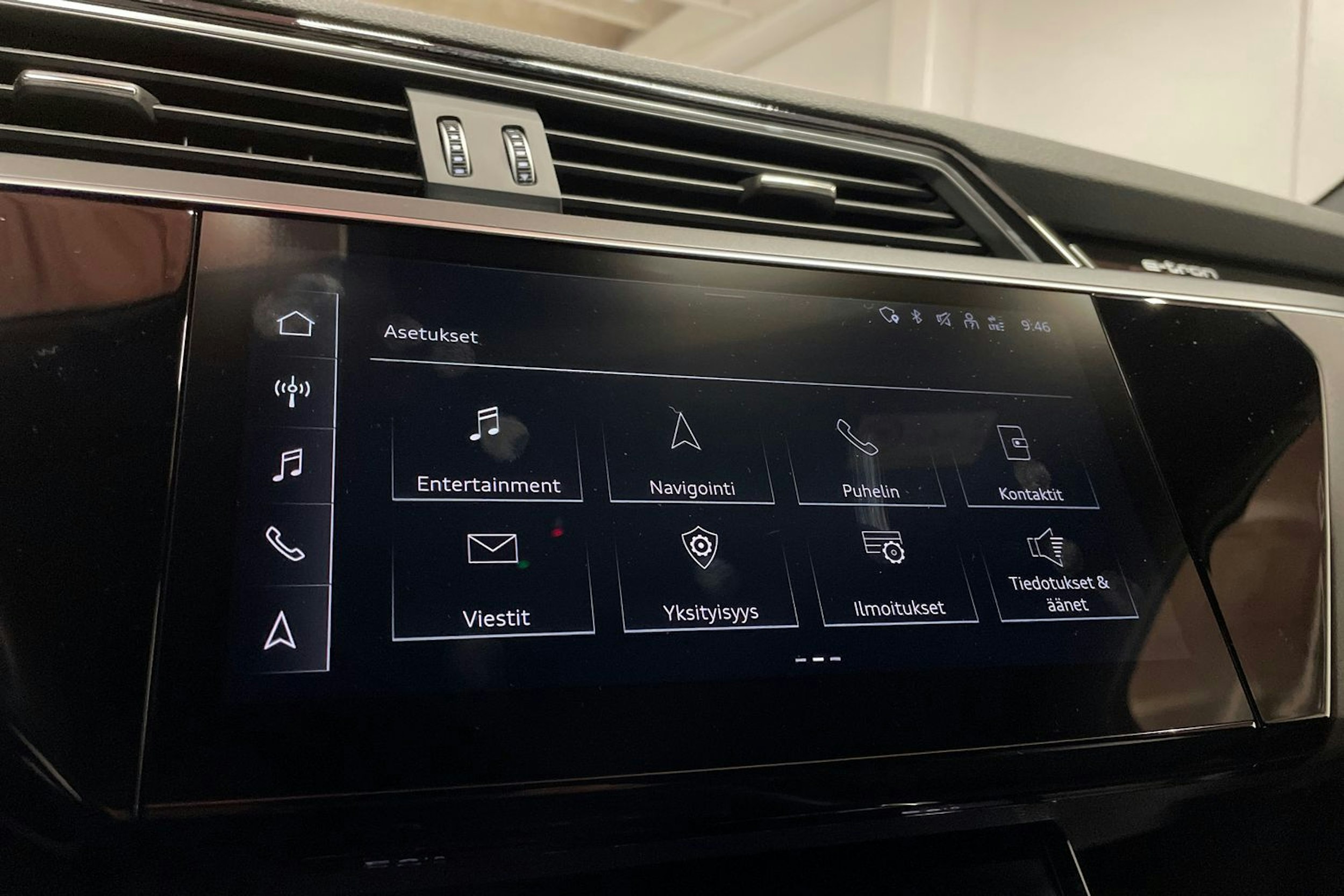 punainen Audi Q8 e-tron 2024 kuva 16.