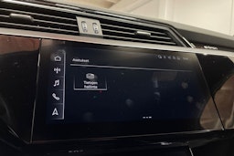 punainen Audi Q8 e-tron 2024 kuva 17.