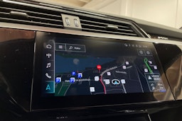 punainen Audi Q8 e-tron 2024 kuva 18.