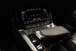 punainen Audi Q8 e-tron 2024 kuva 21.