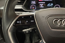 punainen Audi Q8 e-tron 2024 kuva 23.