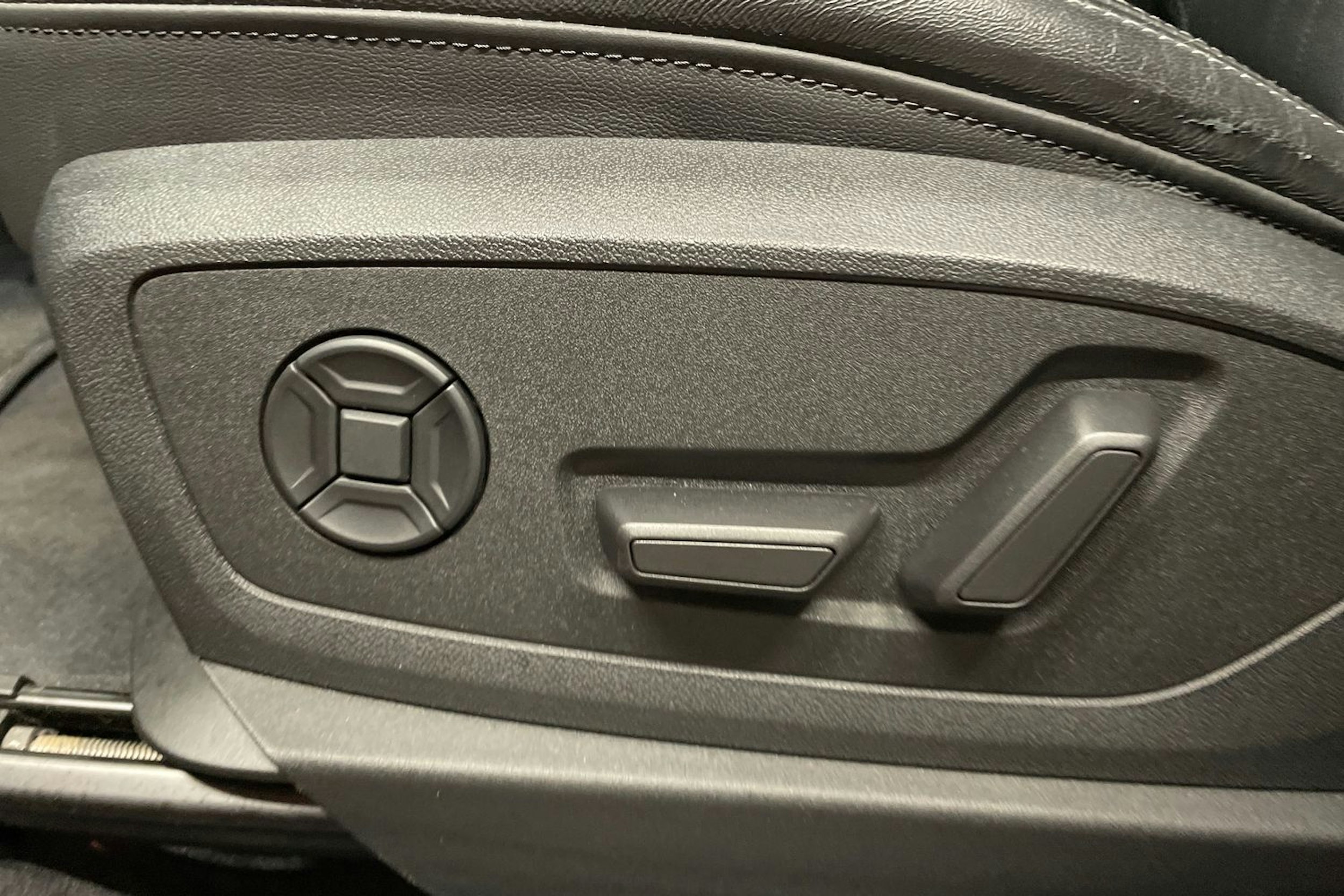 punainen Audi Q8 e-tron 2024 kuva 26.