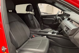 punainen Audi Q8 e-tron 2024 kuva 28.