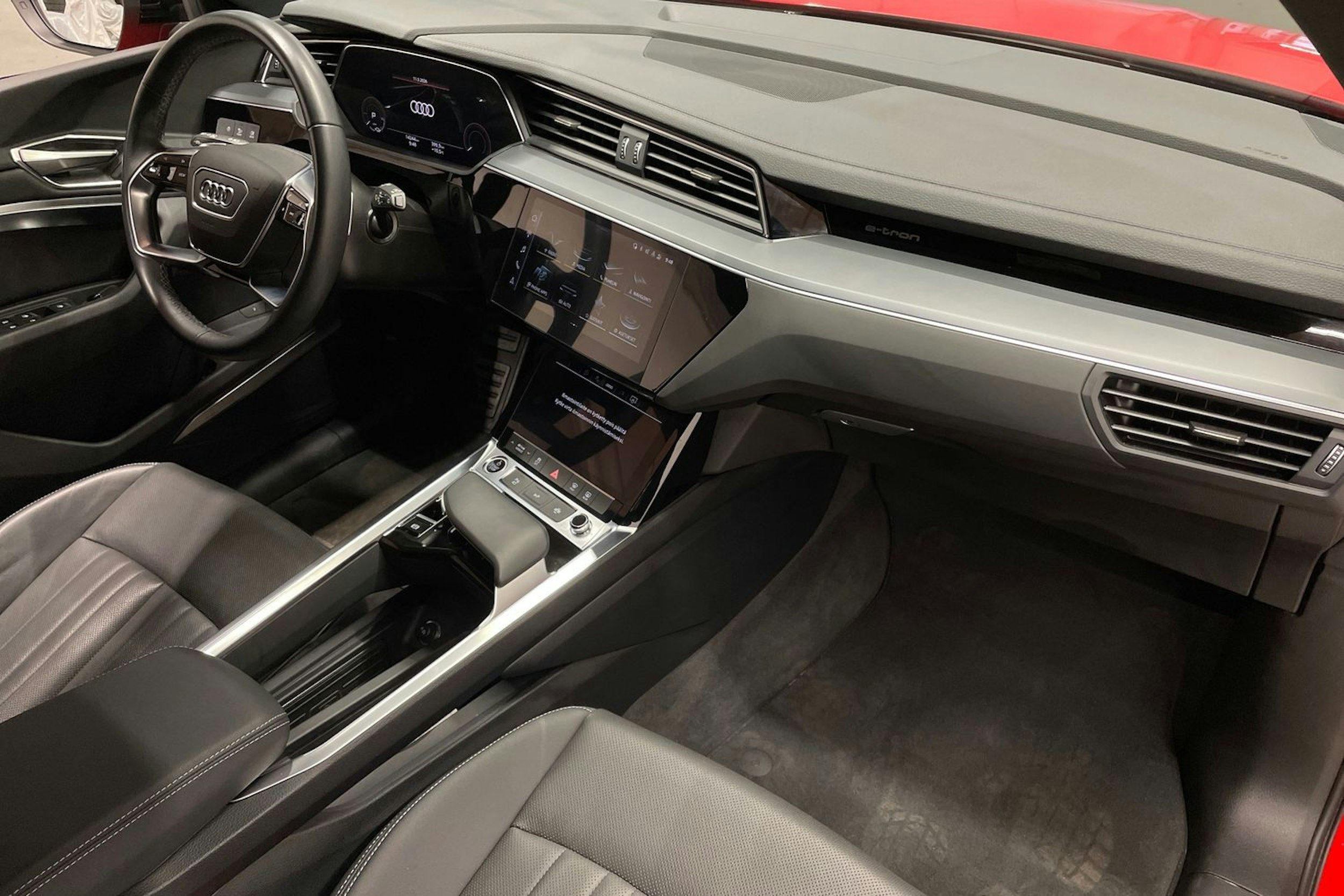 punainen Audi Q8 e-tron 2024 kuva 29.