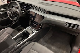 punainen Audi Q8 e-tron 2024 kuva 29.