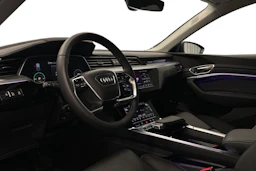 musta Audi Q8 e-tron 2024 kuva 6.