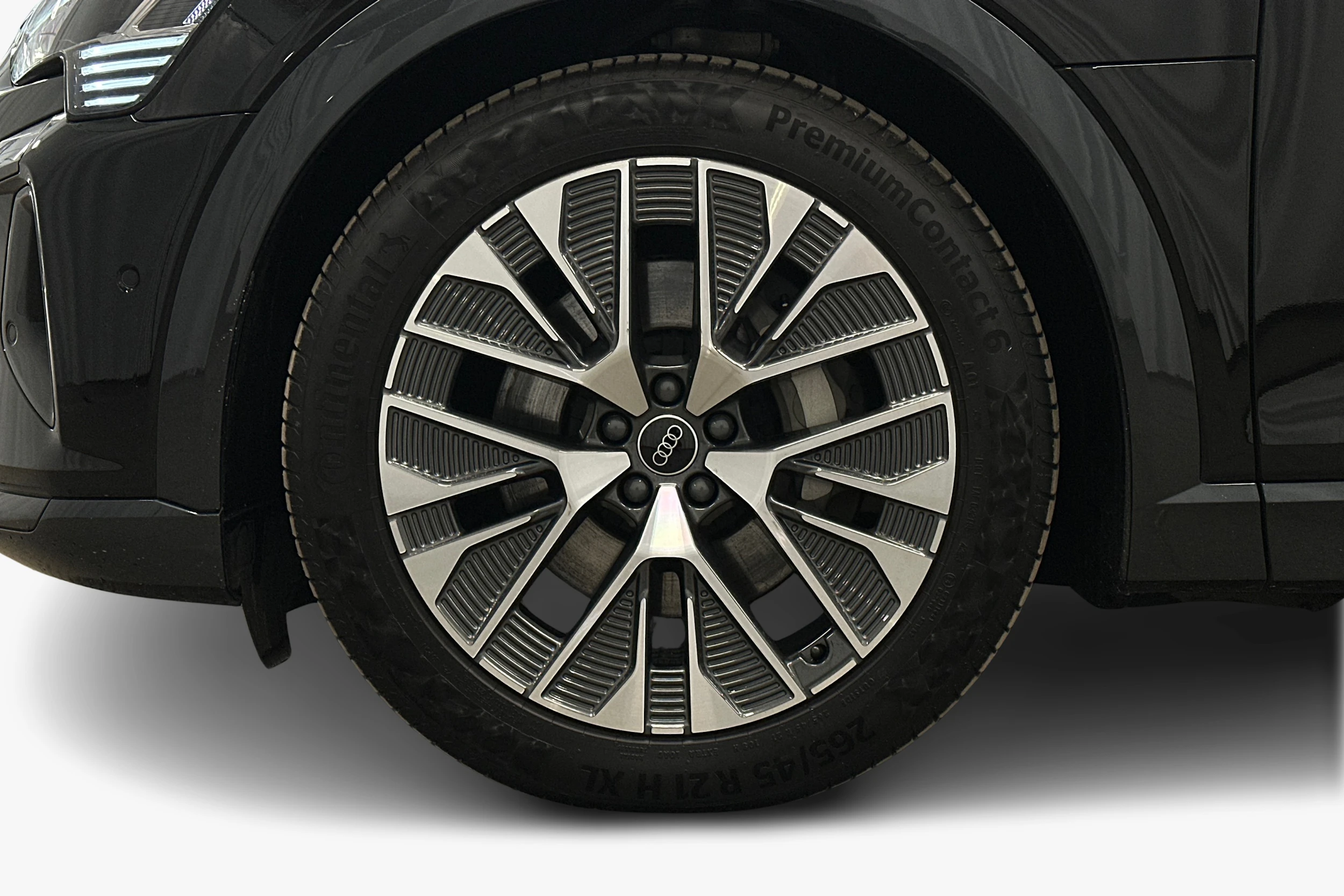 musta Audi Q8 e-tron 2024 kuva 9.