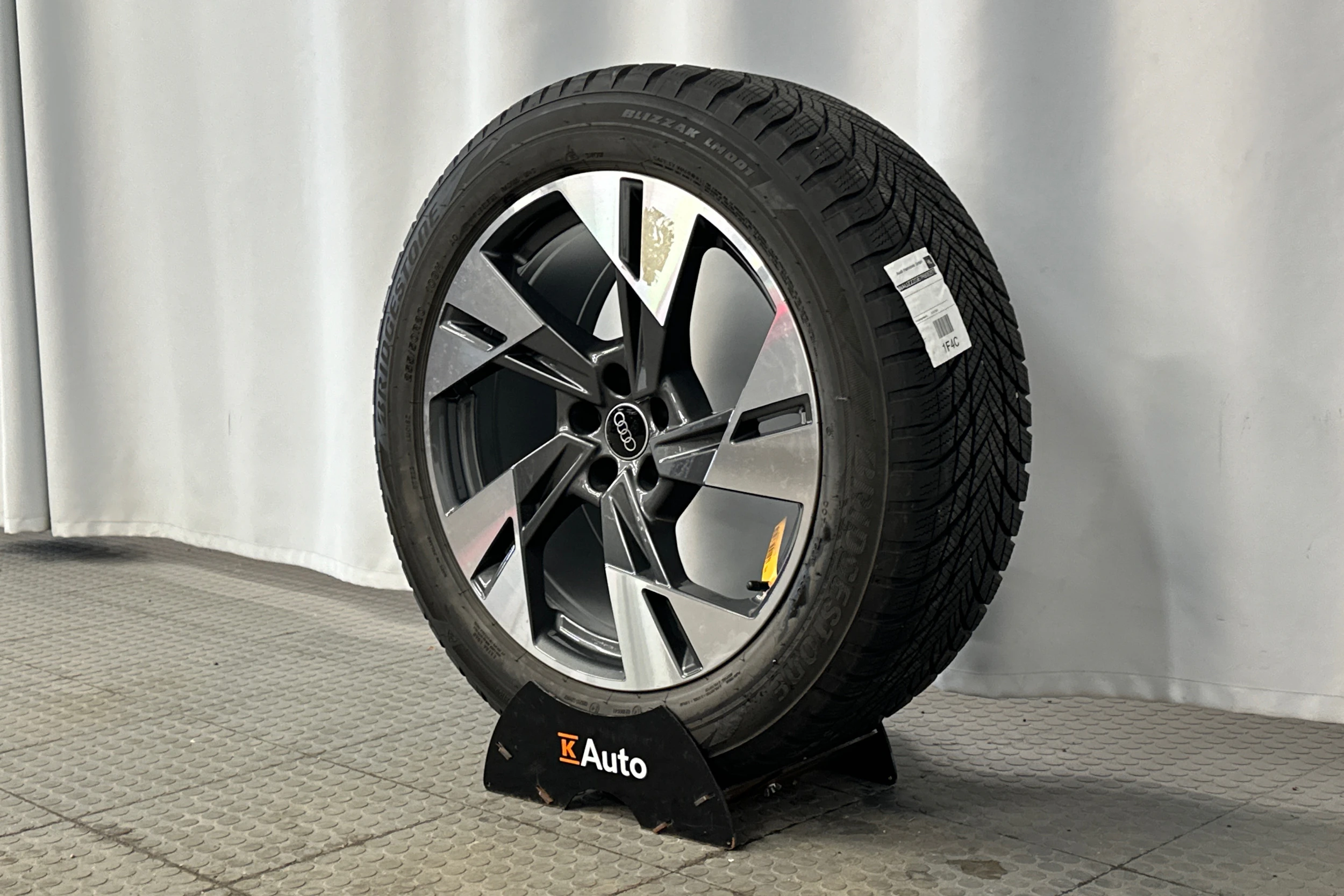 musta Audi Q8 e-tron 2024 kuva 10.