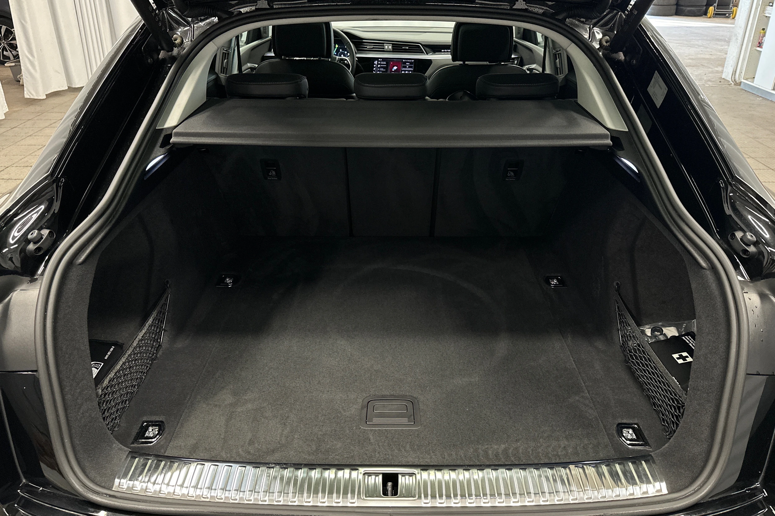 musta Audi Q8 e-tron 2024 kuva 11.