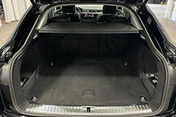 musta Audi Q8 e-tron 2024 kuva 11.