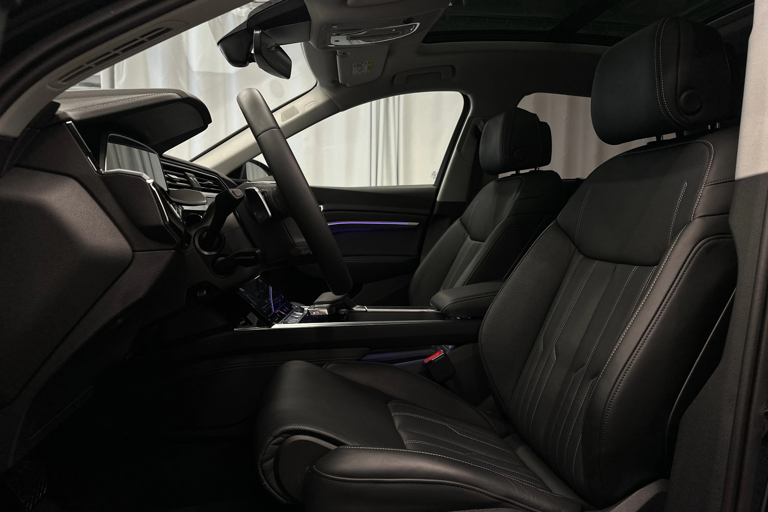 musta Audi Q8 e-tron 2024 kuva 14.