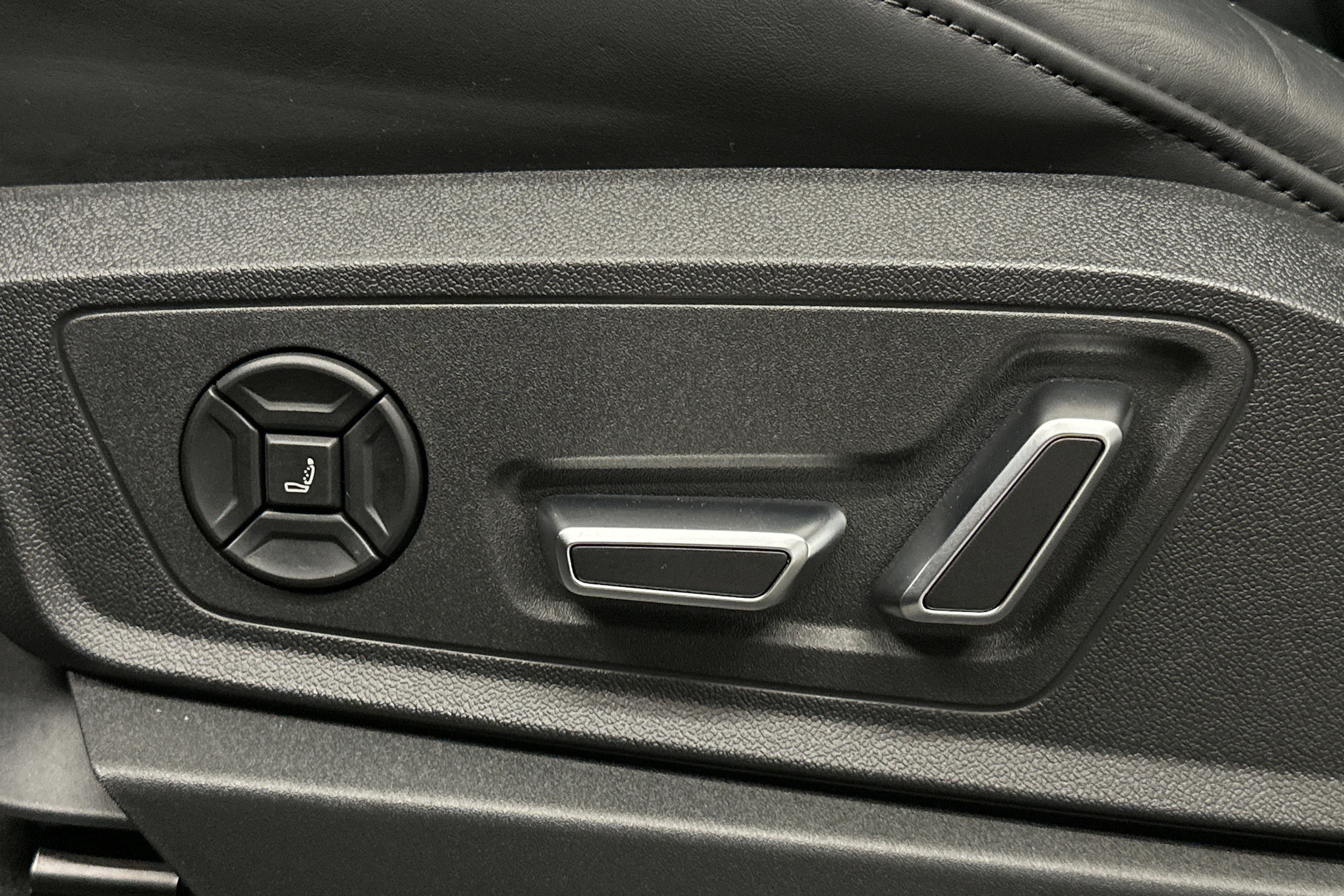 musta Audi Q8 e-tron 2024 kuva 15.