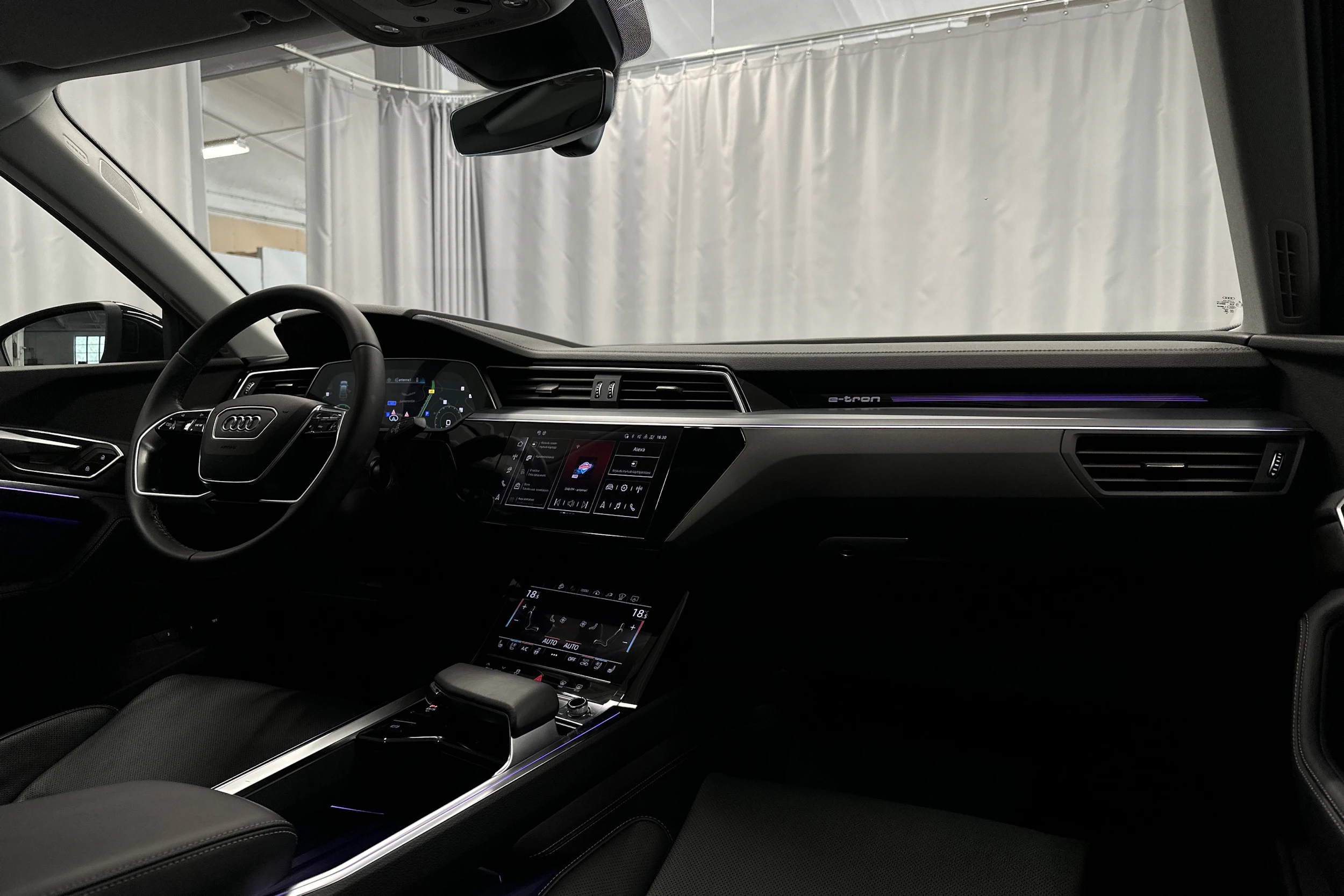 musta Audi Q8 e-tron 2024 kuva 17.