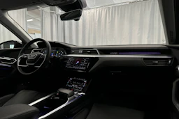 musta Audi Q8 e-tron 2024 kuva 17.