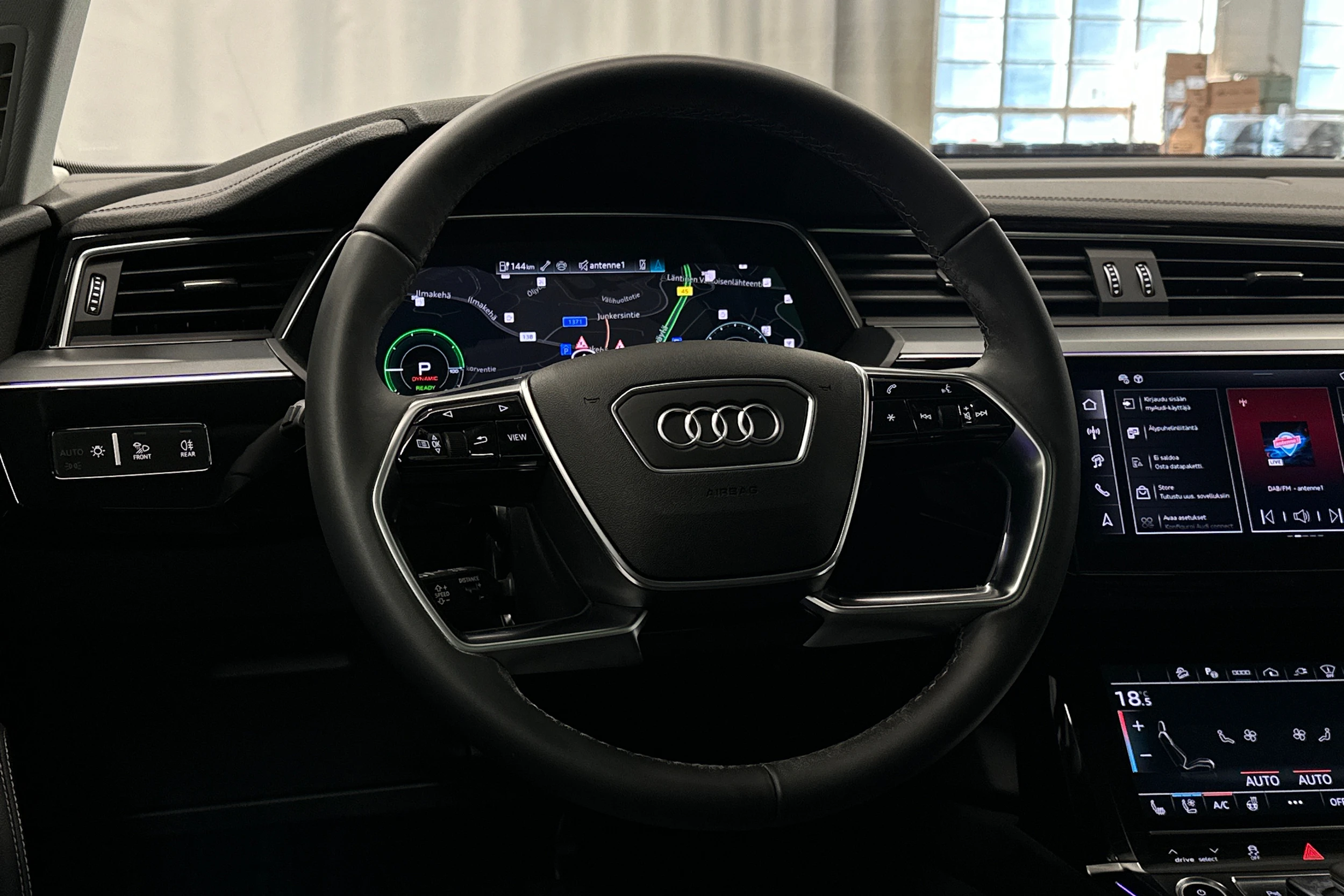 musta Audi Q8 e-tron 2024 kuva 18.