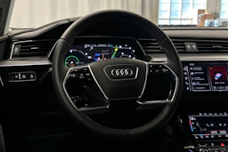 musta Audi Q8 e-tron 2024 kuva 18.