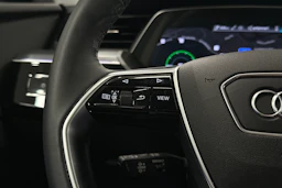 musta Audi Q8 e-tron 2024 kuva 19.