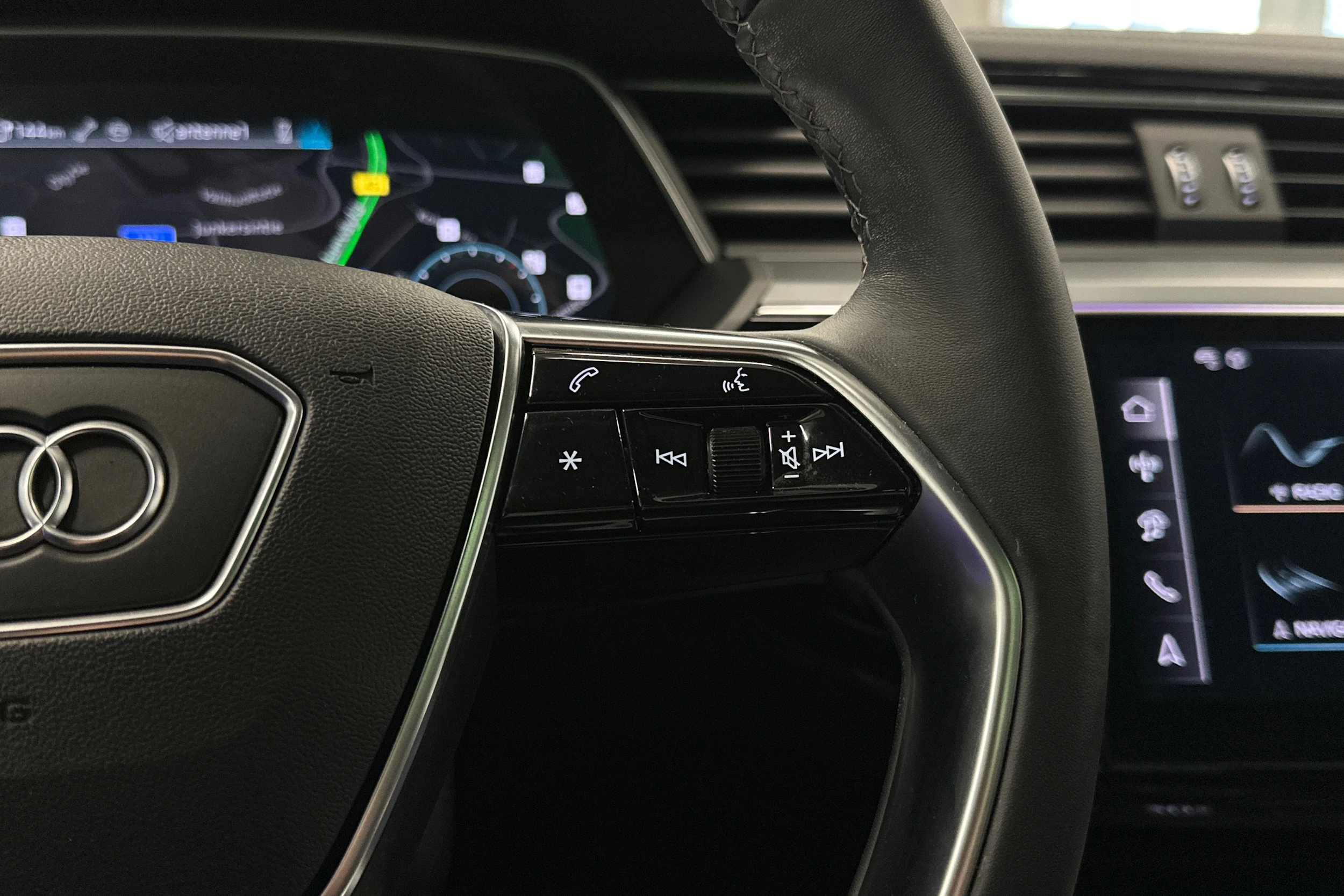 musta Audi Q8 e-tron 2024 kuva 20.