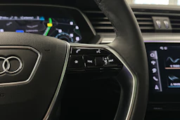 musta Audi Q8 e-tron 2024 kuva 20.