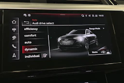 musta Audi Q8 e-tron 2024 kuva 26.