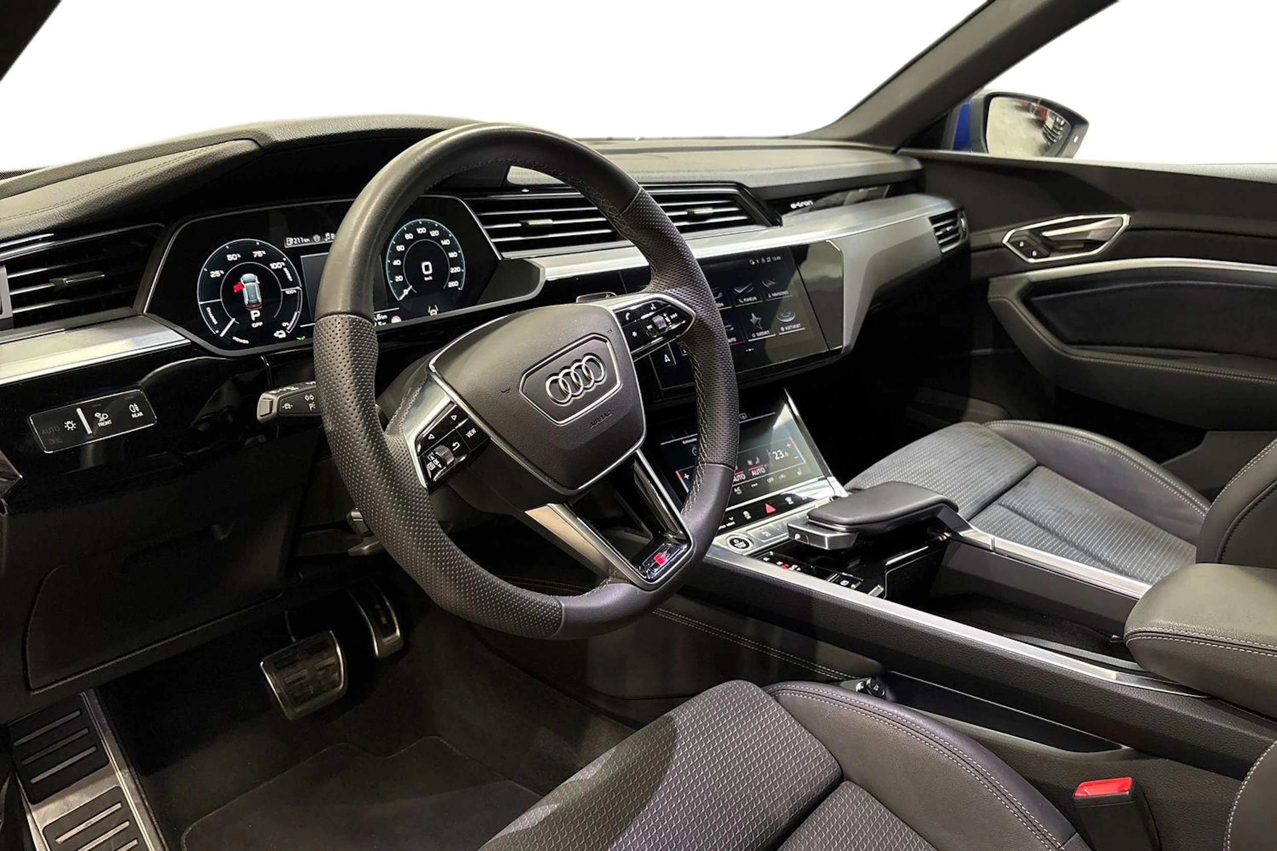 sininen Audi Q8 e-tron 2024 kuva 6.
